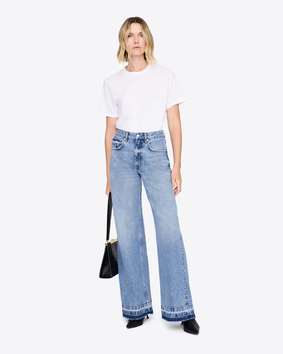 Jean &eacute;vas&eacute; Lewis Anine Bing en denim bleu ciel (Caspian blue), port&eacute; de face avec un T-shirt blanc.