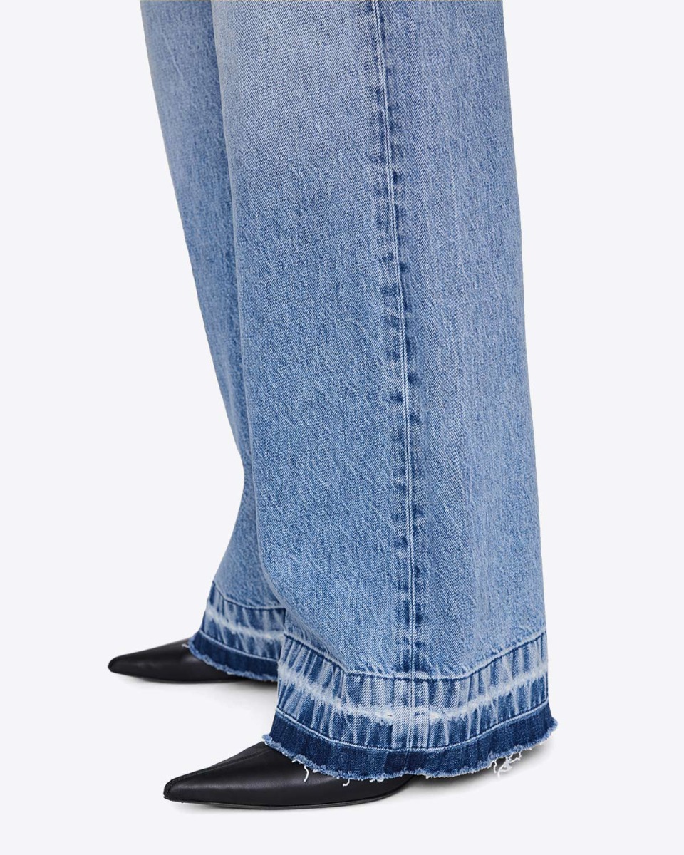 Jean &eacute;vas&eacute; Lewis Anine Bing en denim bleu ciel (Caspian blue). D&eacute;tail de l'ourlet bord franc us&eacute;.