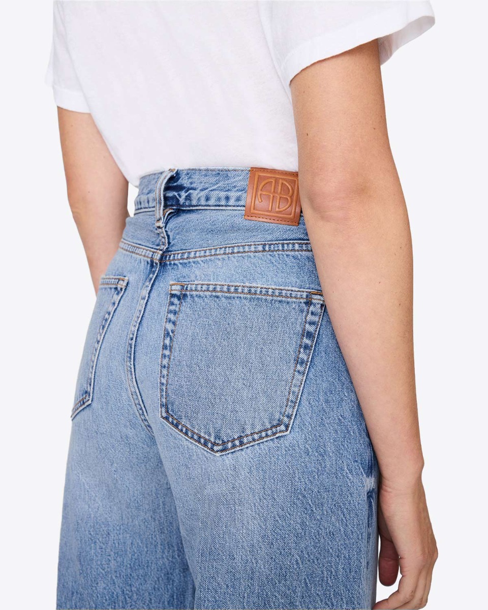 Jean &eacute;vas&eacute; Lewis Anine Bing en denim bleu ciel (Caspian blue), port&eacute; de dos. D&eacute;tail des poches arri&egrave;re.