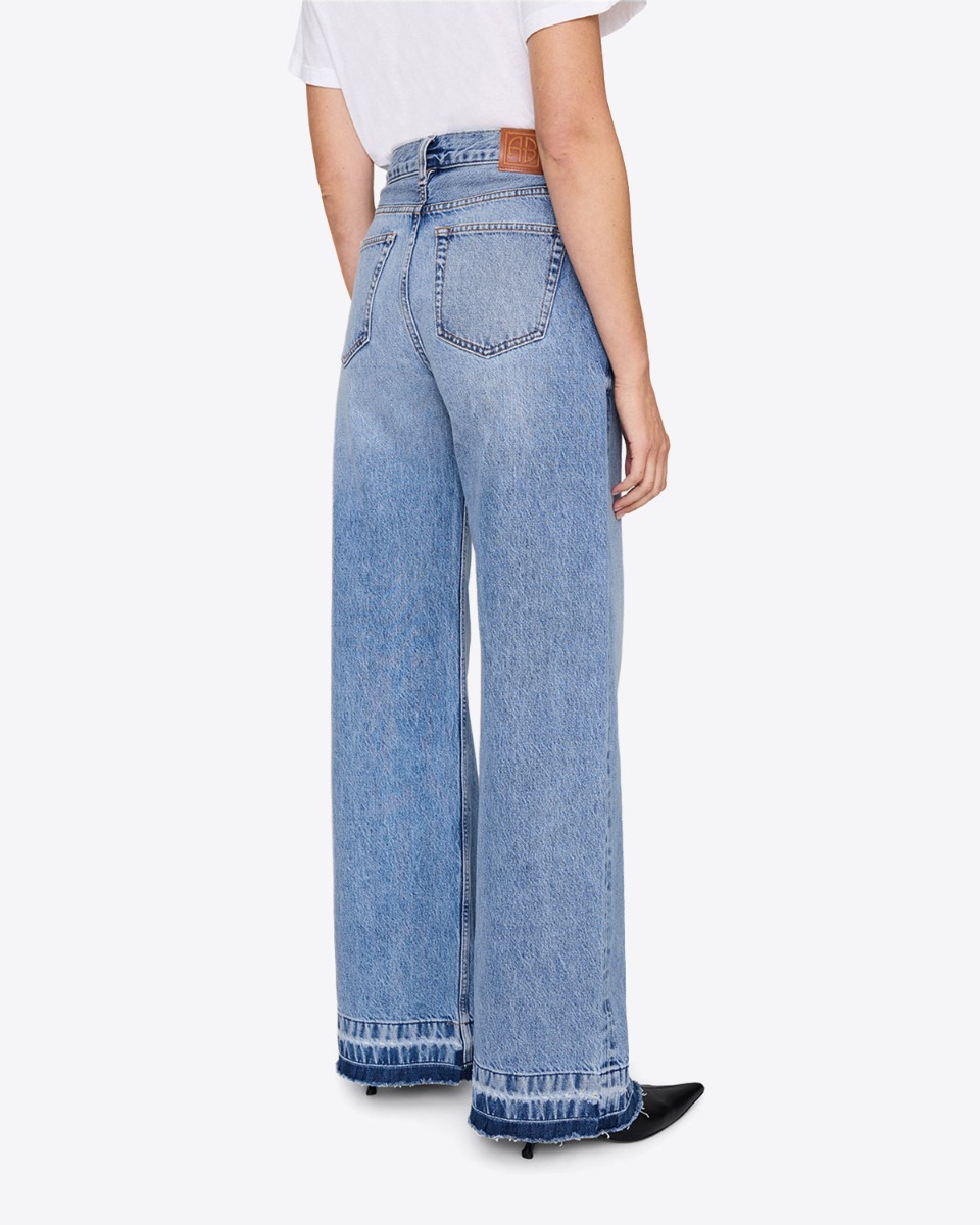 Jean &eacute;vas&eacute; Lewis Anine Bing en denim bleu ciel (Caspian blue), port&eacute; de dos.