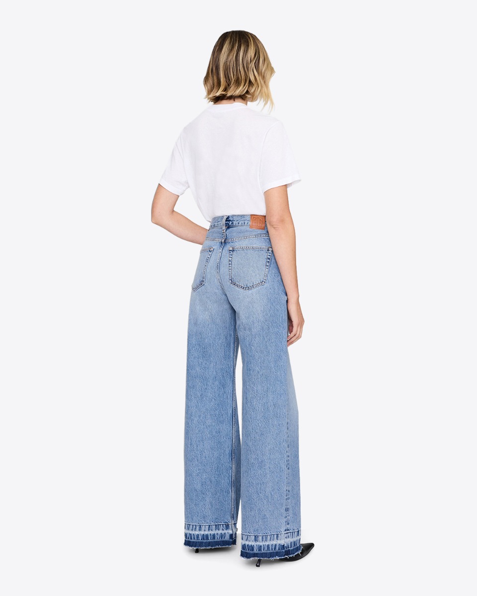 Jean &eacute;vas&eacute; Lewis Anine Bing en denim bleu ciel (Caspian blue), port&eacute; de dos avec un T-shirt blanc.