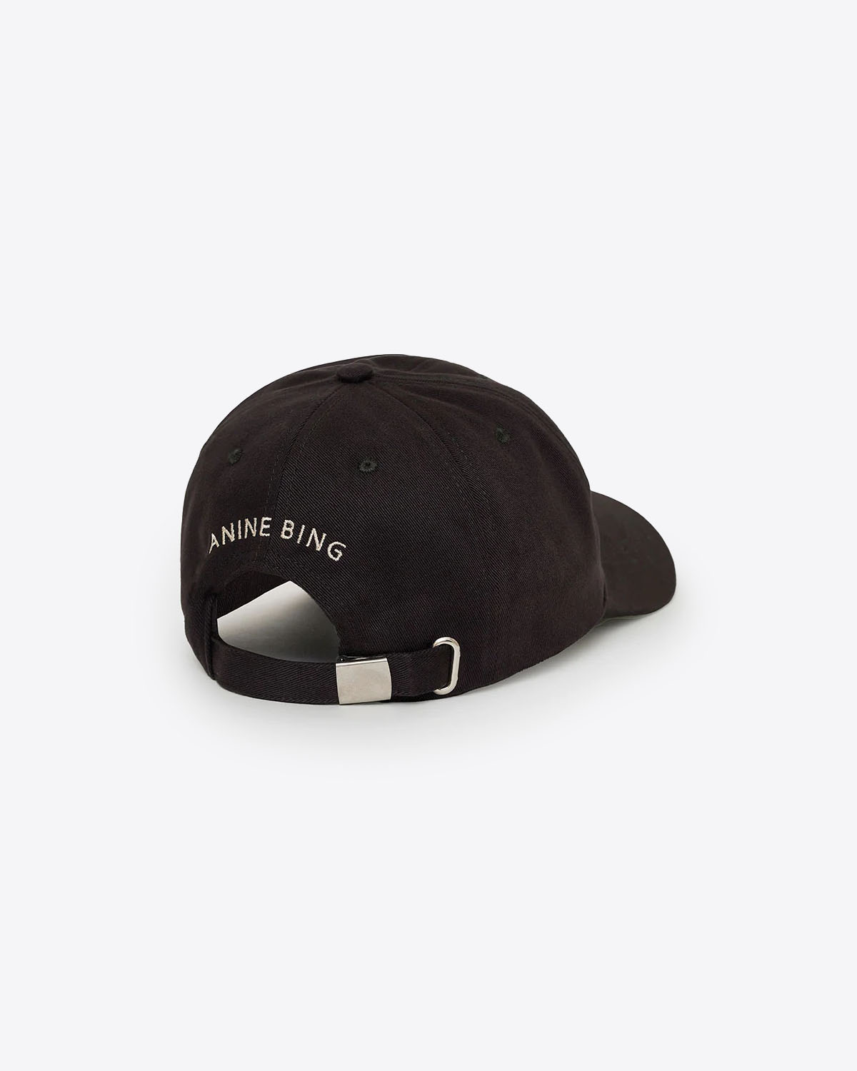 Casquette en toile noire délavé logo AB Jeremy Anine Bing. Détail du dos avec broderie Anine Bing. 