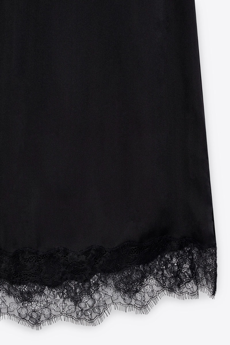 Jupe longue Shelby noire Anine Bing en satin et dentelle esprit lingerie. Détail de la dentelle noire.