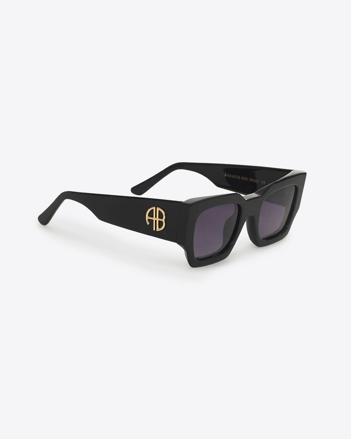 Produit Lunettes de solei lndio Anine Bing noires. Vue profil avec logo monogramme. 