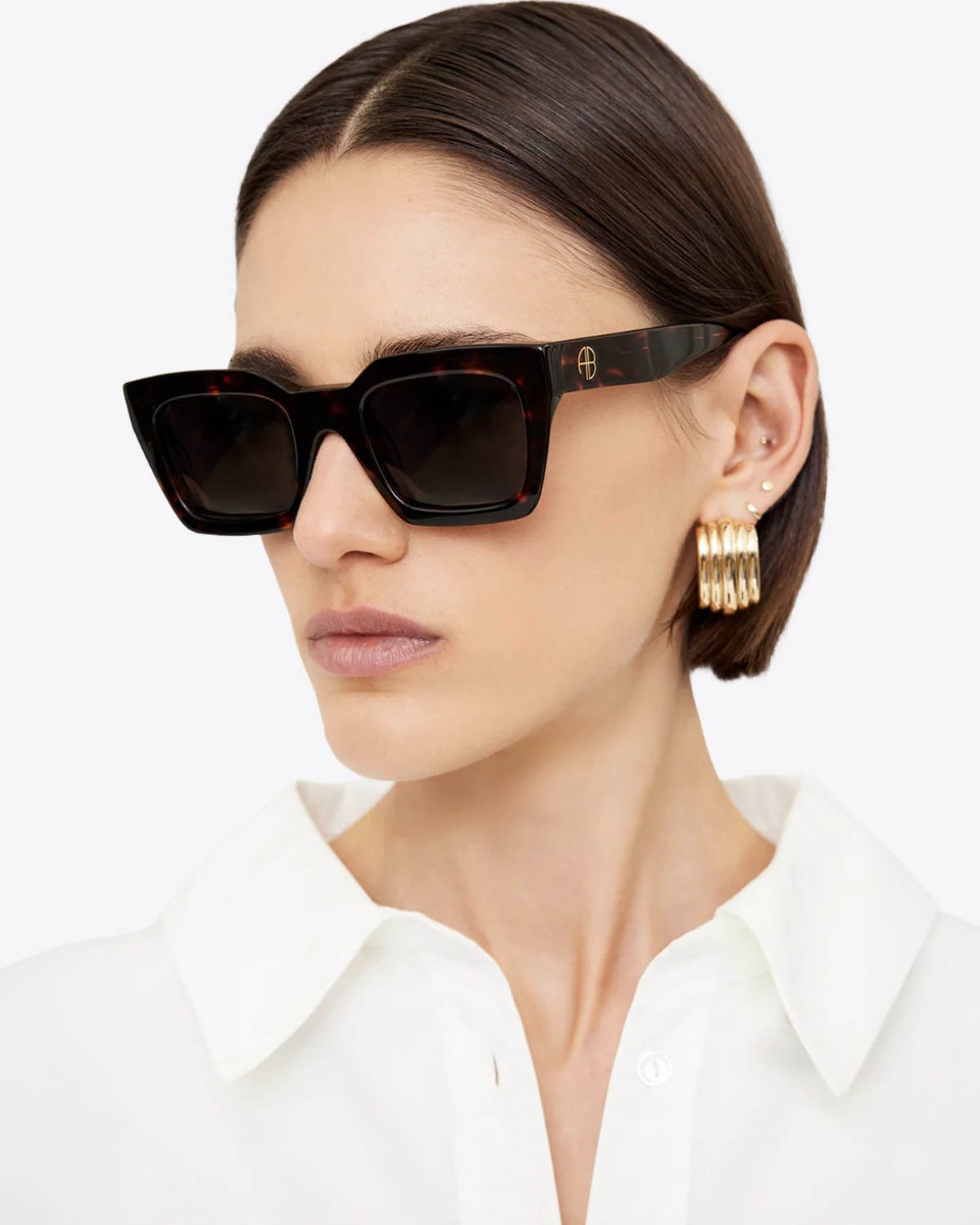 Lunettes de soleil Indio Anine Bing effet &eacute;caille fonc&eacute;e port&eacute;es, vue de profil.