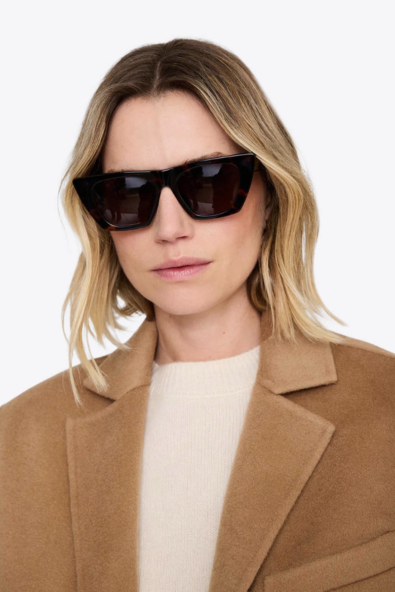 Lunettes de soleil Paris Anine Bing effet &eacute;cailles de tortue, port&eacute;es de face.