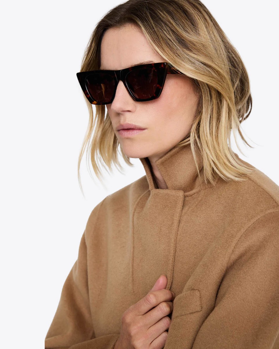 Lunettes de soleil Paris Anine Bing effet &eacute;cailles de tortue, port&eacute;es de profil.