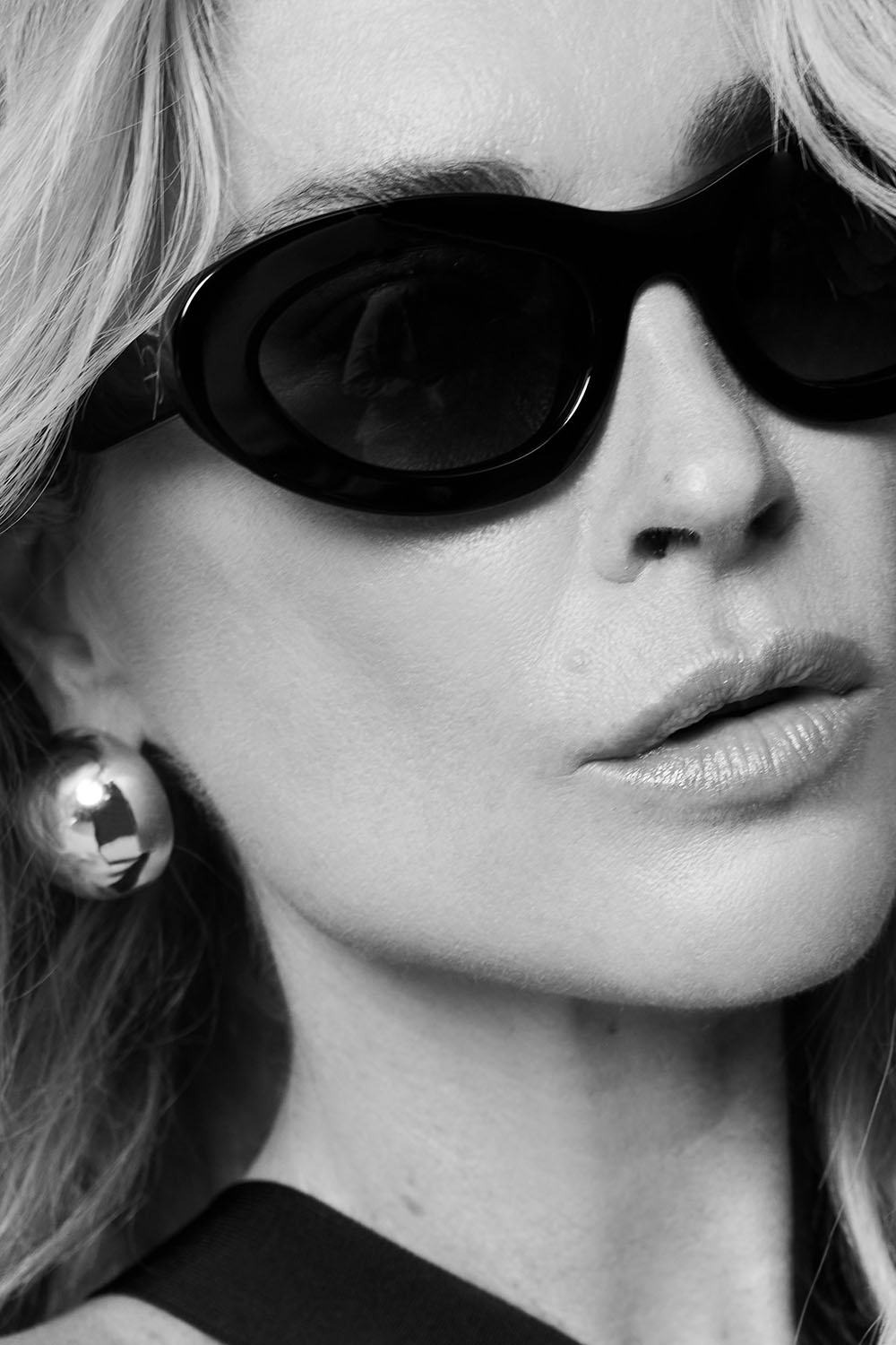 Produit Lunettes de soleil oeil de chat montures noires Roma Anine Bing. Porté par Erin Wasson.