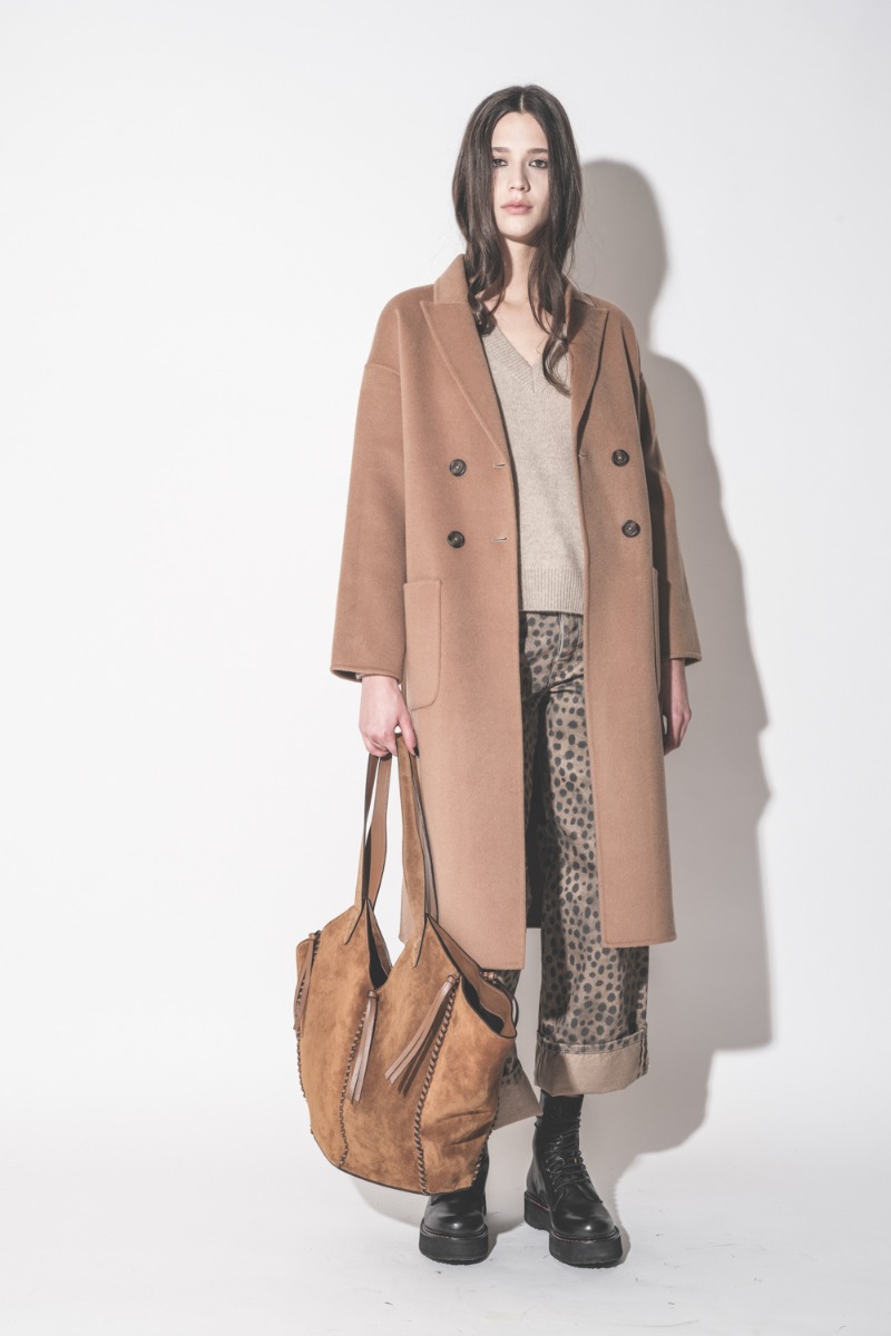 Manteau Dylan Anine Bing en laine et cachemire, coloris camel, porté ouvert de face.