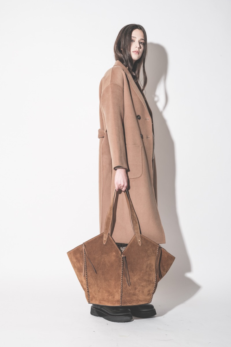 Manteau Dylan Anine Bing en laine et cachemire, coloris camel, port&eacute; ouvert de profil.