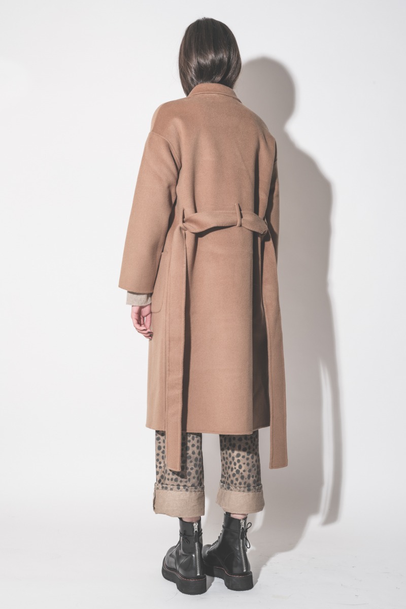 Manteau Dylan Anine Bing en laine et cachemire, coloris camel, port&eacute; ouvert de dos.