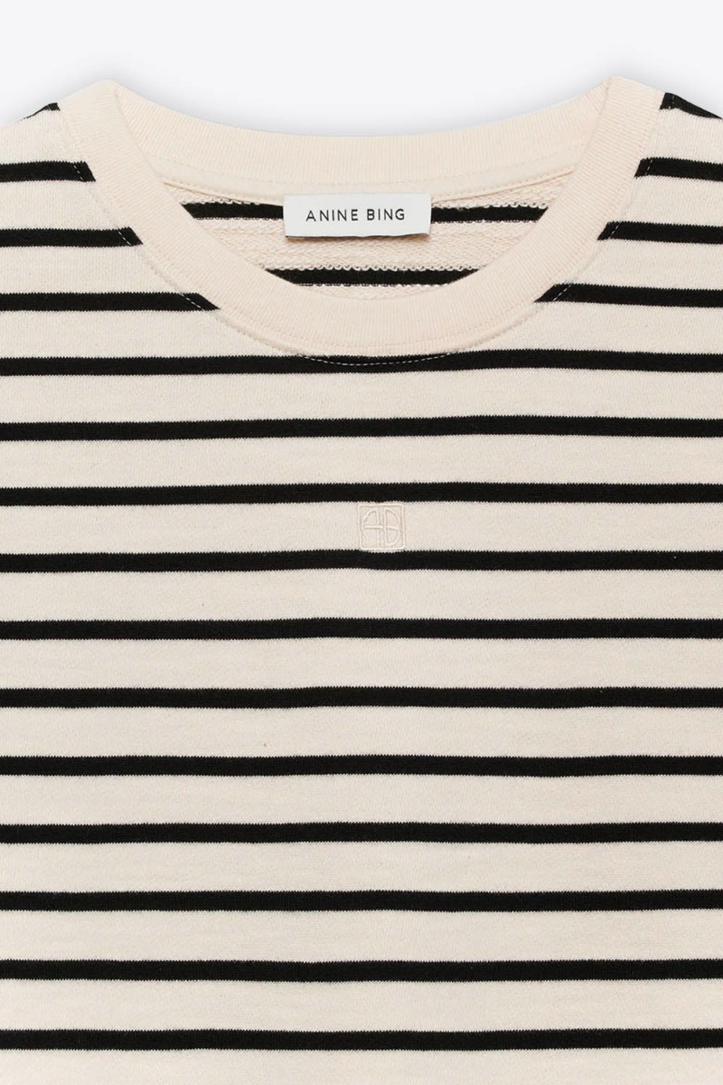 Tee-shirt Myers Cropped Anine Bing en molleton l&eacute;ger ray&eacute; noir et blanc. D&eacute;tail du mini logo &laquo; AB &raquo; brod&eacute; devant sous le col.