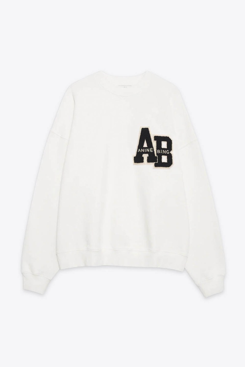 Sweatshirt oversize Miles Letterman Anine Bing en coton blanc logo &laquo; AB &raquo; en chenille noir et &eacute;cru sur la poitrine, vu de face.