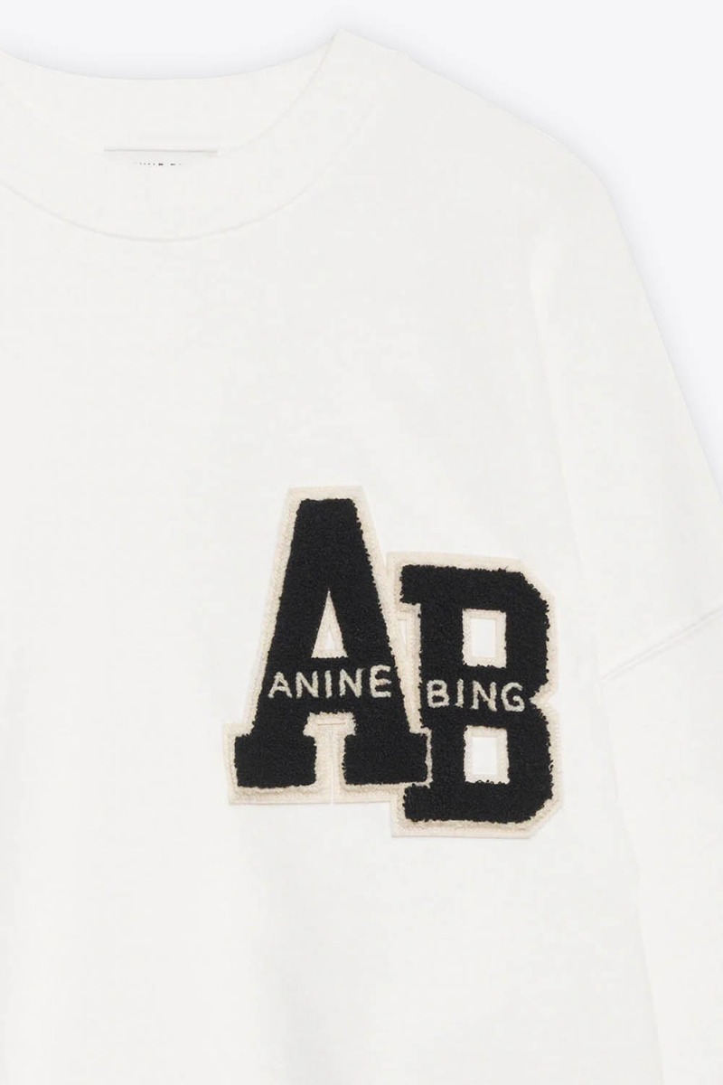 Sweatshirt oversize Miles Letterman Anine Bing en coton blanc logo &laquo; AB &raquo; en chenille noir et &eacute;cru sur la poitrine. D&eacute;tail du logo &laquo; ANINE BING &raquo;.