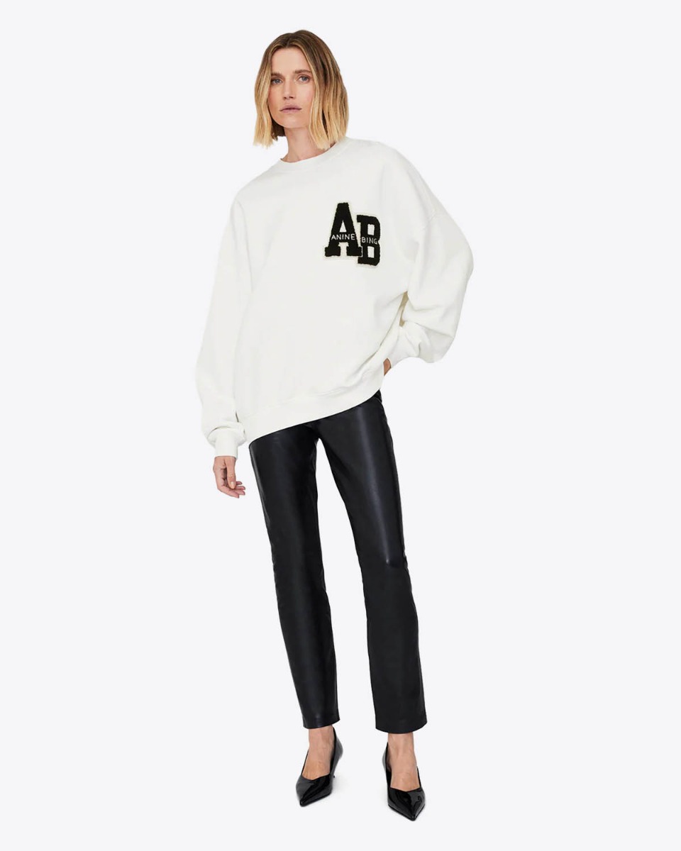 Sweatshirt oversize Miles Letterman Anine Bing en coton blanc logo &laquo; AB &raquo; en chenille noir et &eacute;cru sur la poitrine, port&eacute; de face.