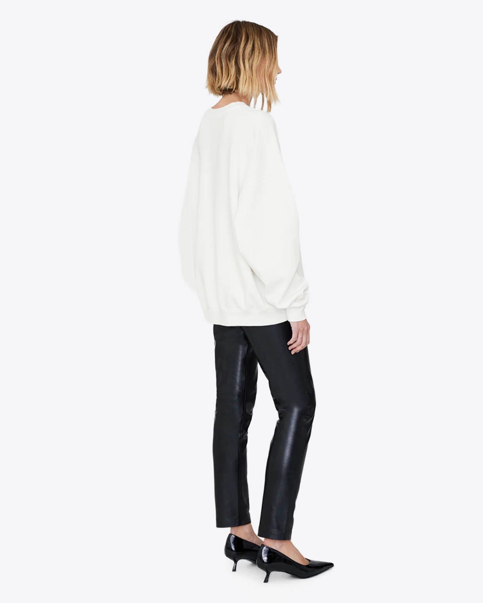 Sweatshirt oversize Miles Letterman Anine Bing en coton blanc logo &laquo; AB &raquo; en chenille noir et &eacute;cru sur la poitrine, port&eacute; de dos.