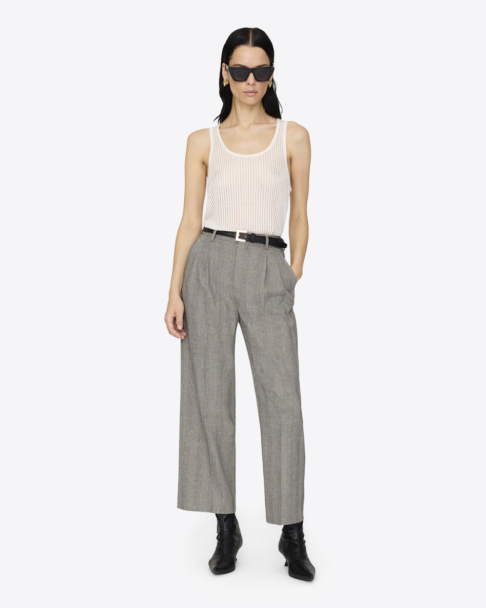 Pantalon Belen Anine Bing ivoire et noir à chevrons porté de face.