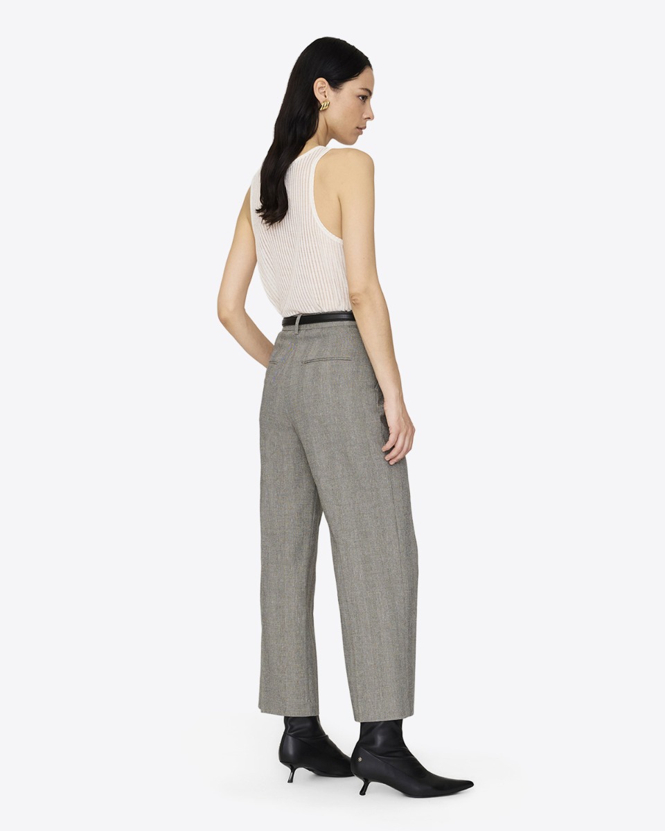 Pantalon Belen Anine Bing ivoire et noir à chevrons porté de dos.