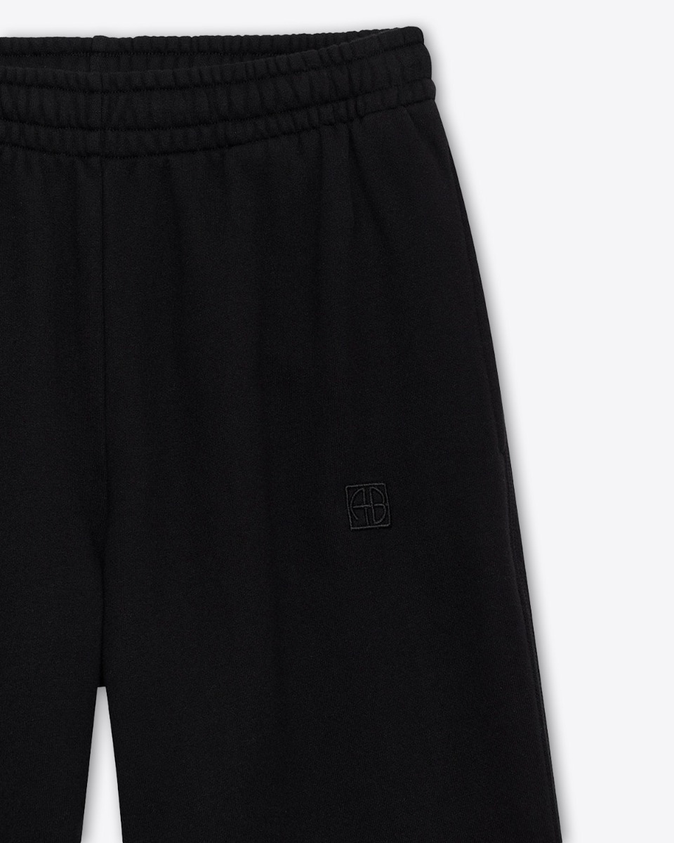 Pantalon de survêtement de jogging Karter Anine Bing en coton noir. Détail du logo AB brodé ton sur ton noir.