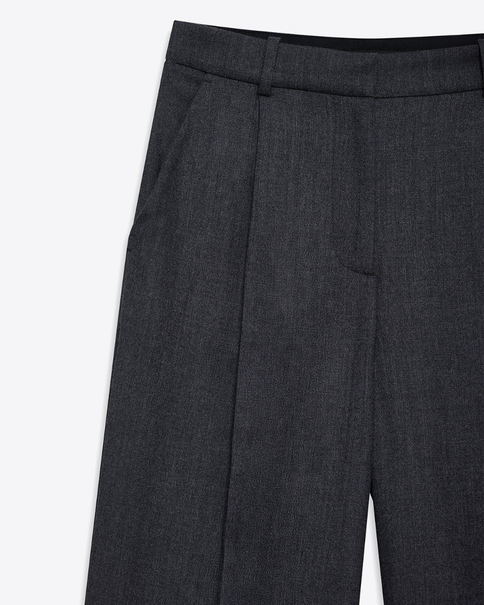 Pantalon Trent Anine Bing en laine m&eacute;lang&eacute;e gris fonc&eacute;. D&eacute;tail de la poche italienne et du pli devant.