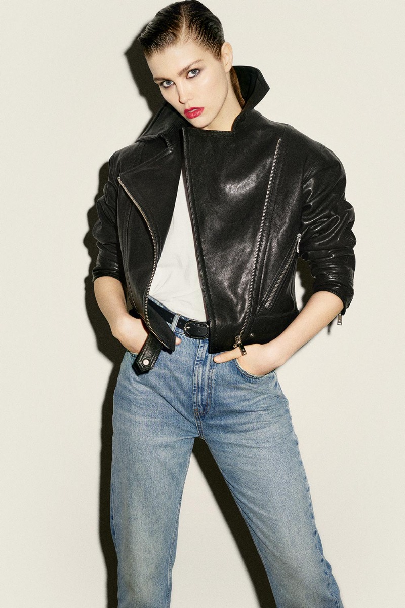 Produit Perfecto Julie Anine Bing en cuir noir, porté avec un jean bleu.