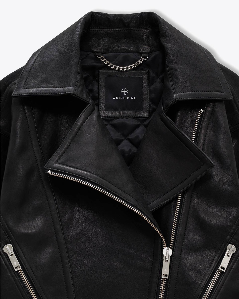 Perfecto Julie Anine Bing en cuir noir. D&eacute;tail du col.