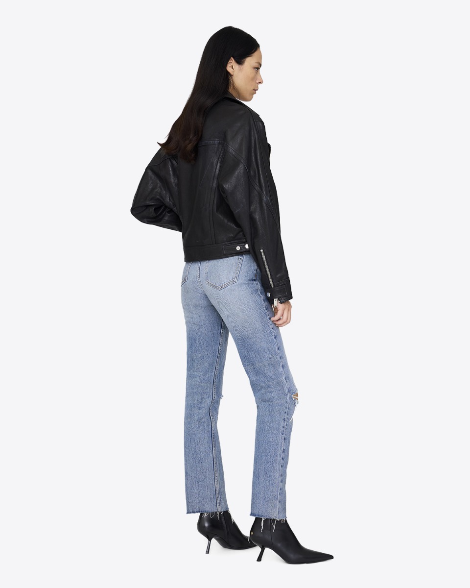 Perfecto Julie Anine Bing en cuir noir, port&eacute; de face avec un jean skinny bleu ciel.