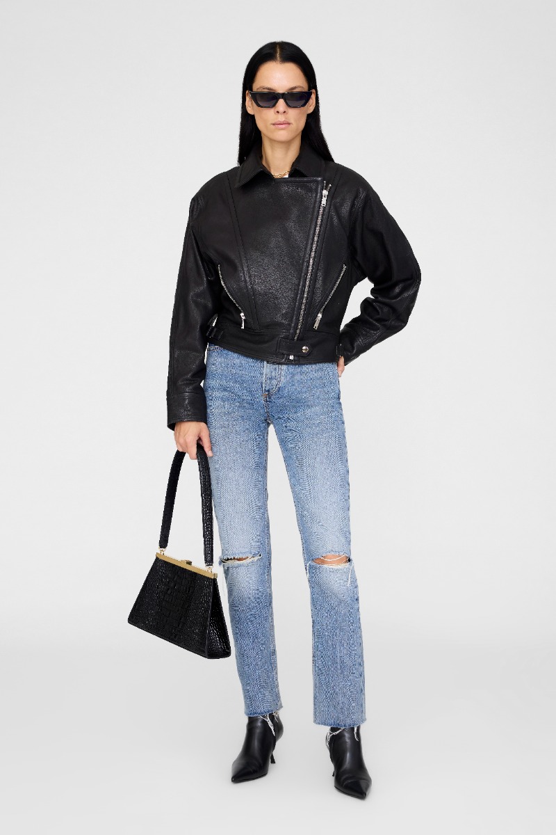 Perfecto Julie Anine Bing en cuir noir, port&eacute; de face ferm&eacute;. 