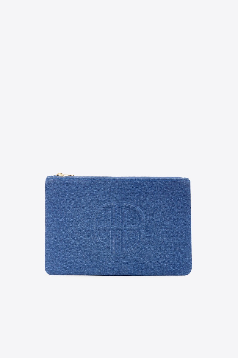 Pochette Lili Anine Bing en denim bleu Cascade. Logo en relief &laquo; AB &raquo; sur le devant. Vue de face.