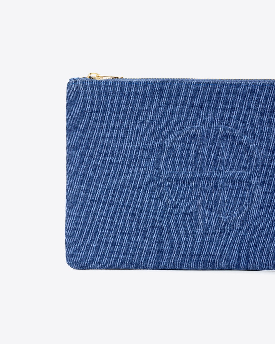 Pochette Lili Anine Bing en denim bleu Cascade. Logo en relief &laquo; AB &raquo; sur le devant. D&eacute;tail du logo ton sur ton.