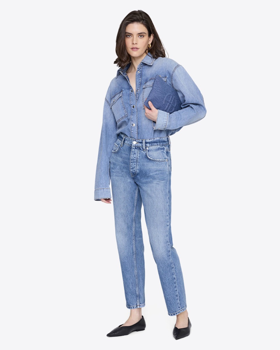 Pochette Lili Anine Bing en denim bleu Cascade. Logo en relief &laquo; AB &raquo; sur le devant, port&eacute;e sous le bras. 