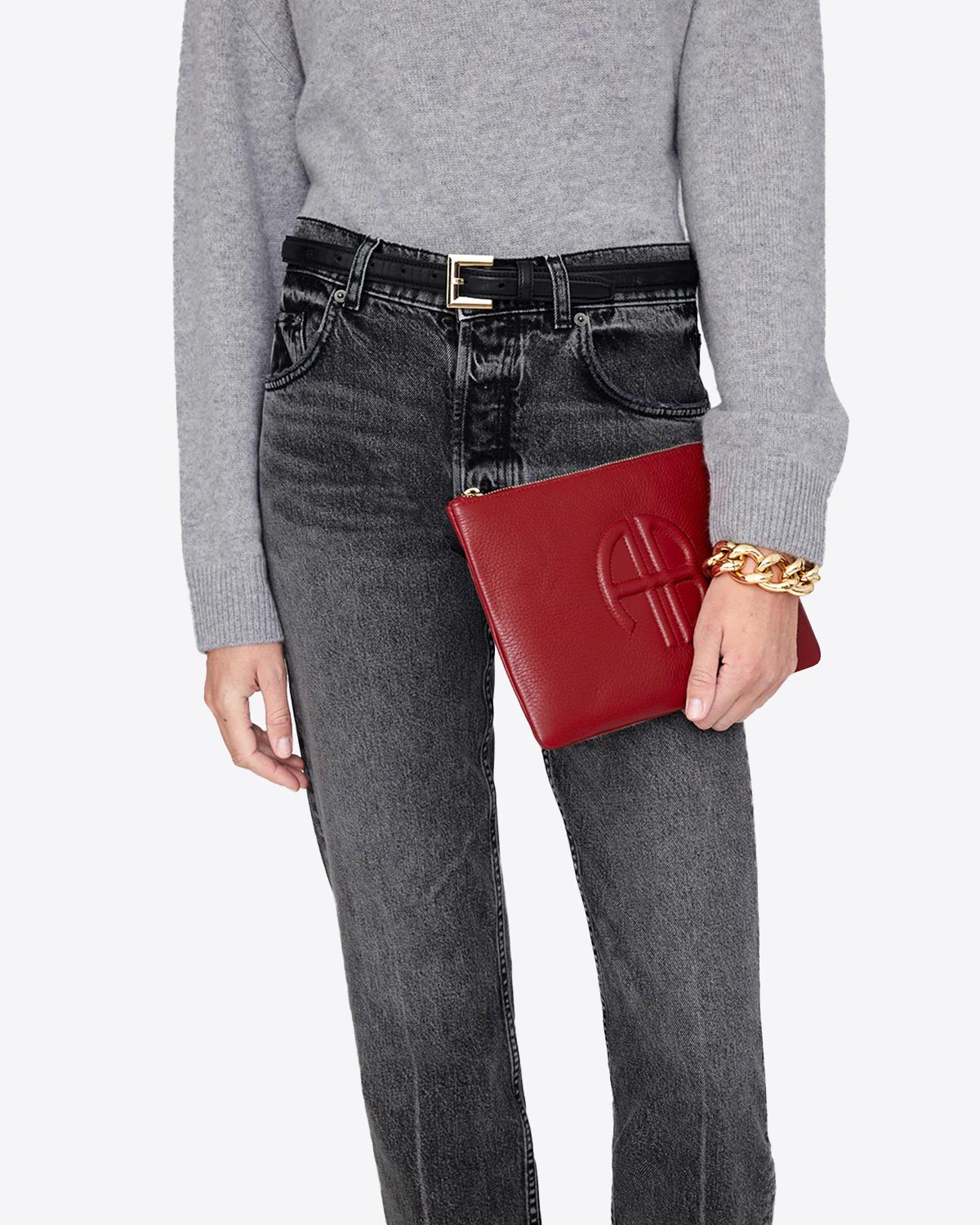 Pochette Lili Anine Bing en cuir grainé rouge. Vue porté. 