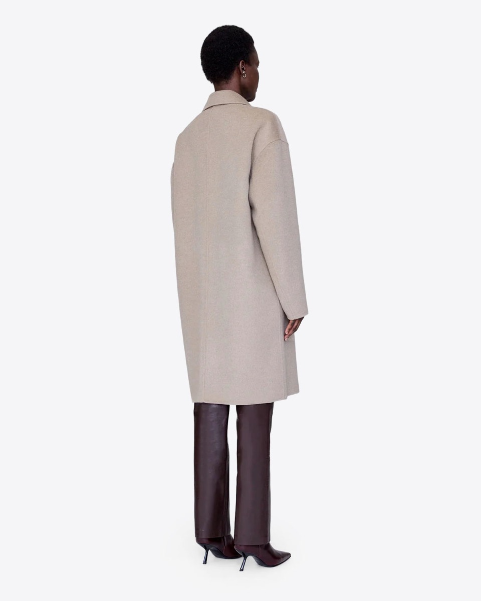 Manteau Portia Anine Bing en laine et cachemire épais et double face beige porté de profil dos.
