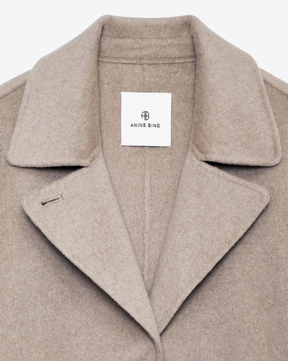 Manteau Portia Anine Bing en laine et cachemire épais et double face beige. Détail du col.