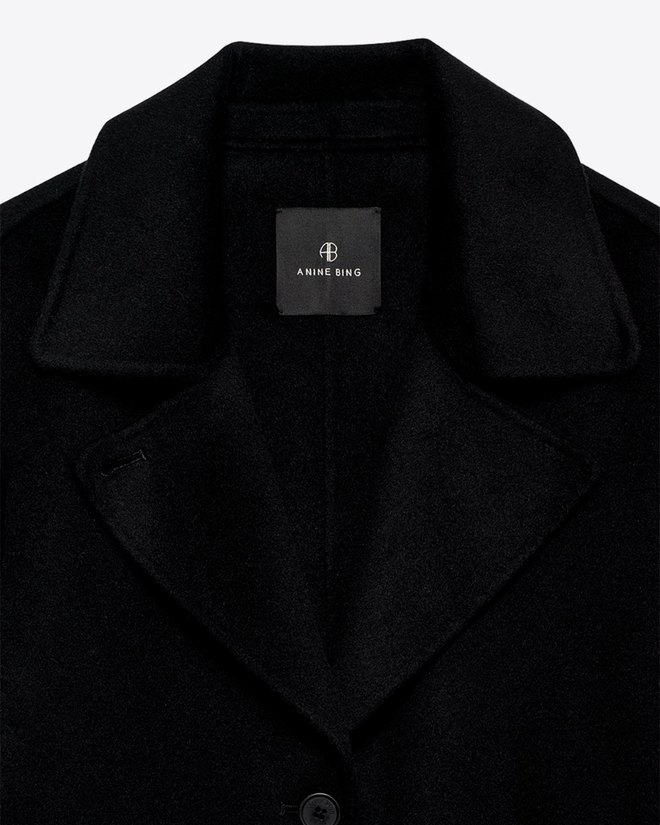 Manteau Portia Anine Bing en laine et cachemire double face noir. Détail du col.