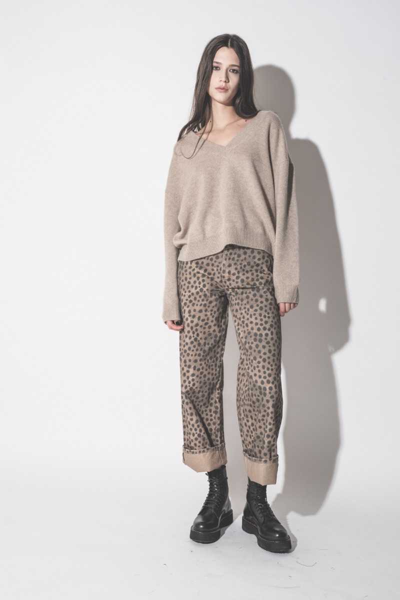 Pull col V Lee Anine Bing en cachemire beige, porté de face avec un jean léopard Mikuta.