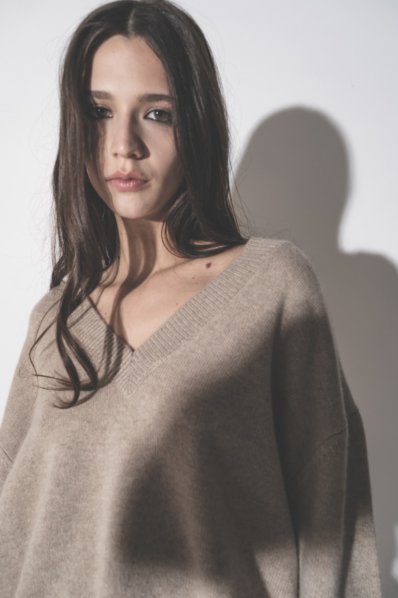 Pull col V Lee Anine Bing en cachemire beige, porté de face. Détail du bord-côte en V.