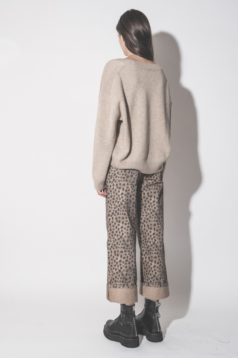 Pull col V Lee Anine Bing en cachemire beige, porté de dos.