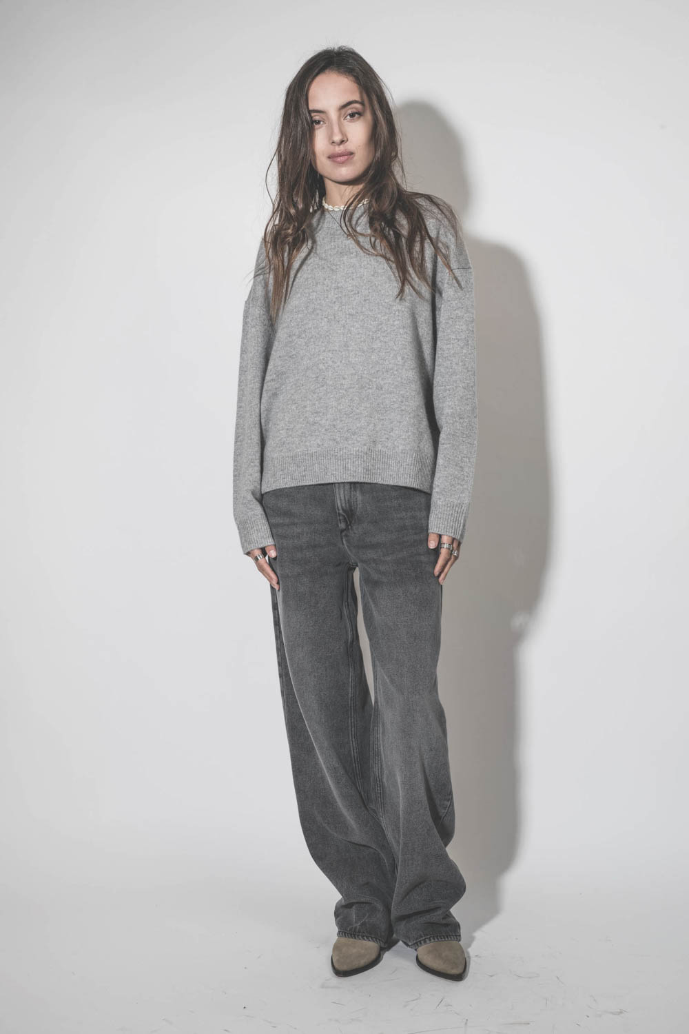 Produit Pull col rond en cachemire gris clair chiné Lee Crew Anine Bing. Porté de face.