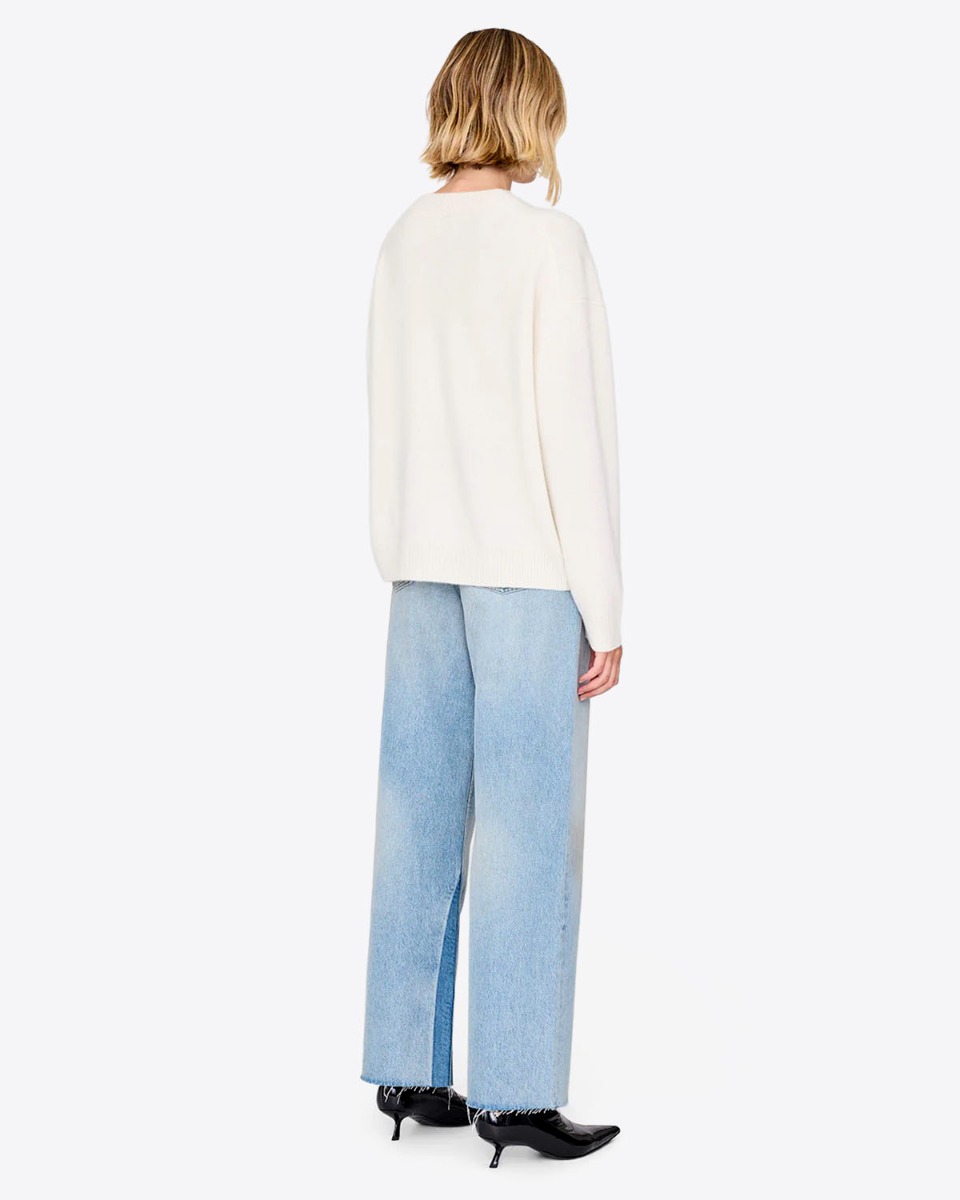 Pull Lee Crew Anine Bing en cachemire crème. Porté de dos.