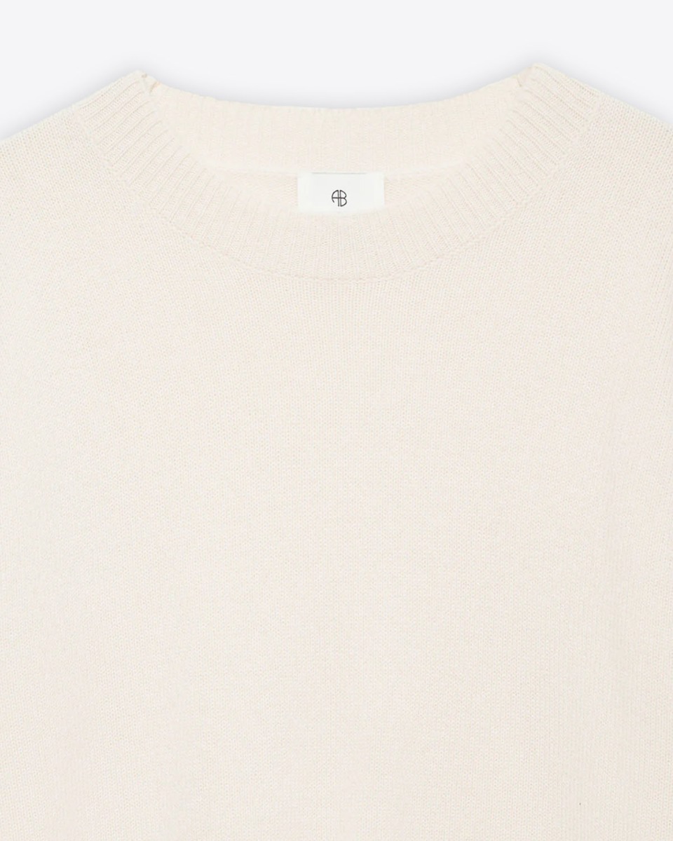 Pull Lee Crew Anine Bing en cachemire crème. Détail du col bord-côtes.
