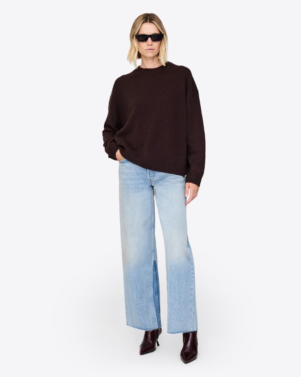 Pull Lee Crew Anine Bing en cachemire marron porté de face.