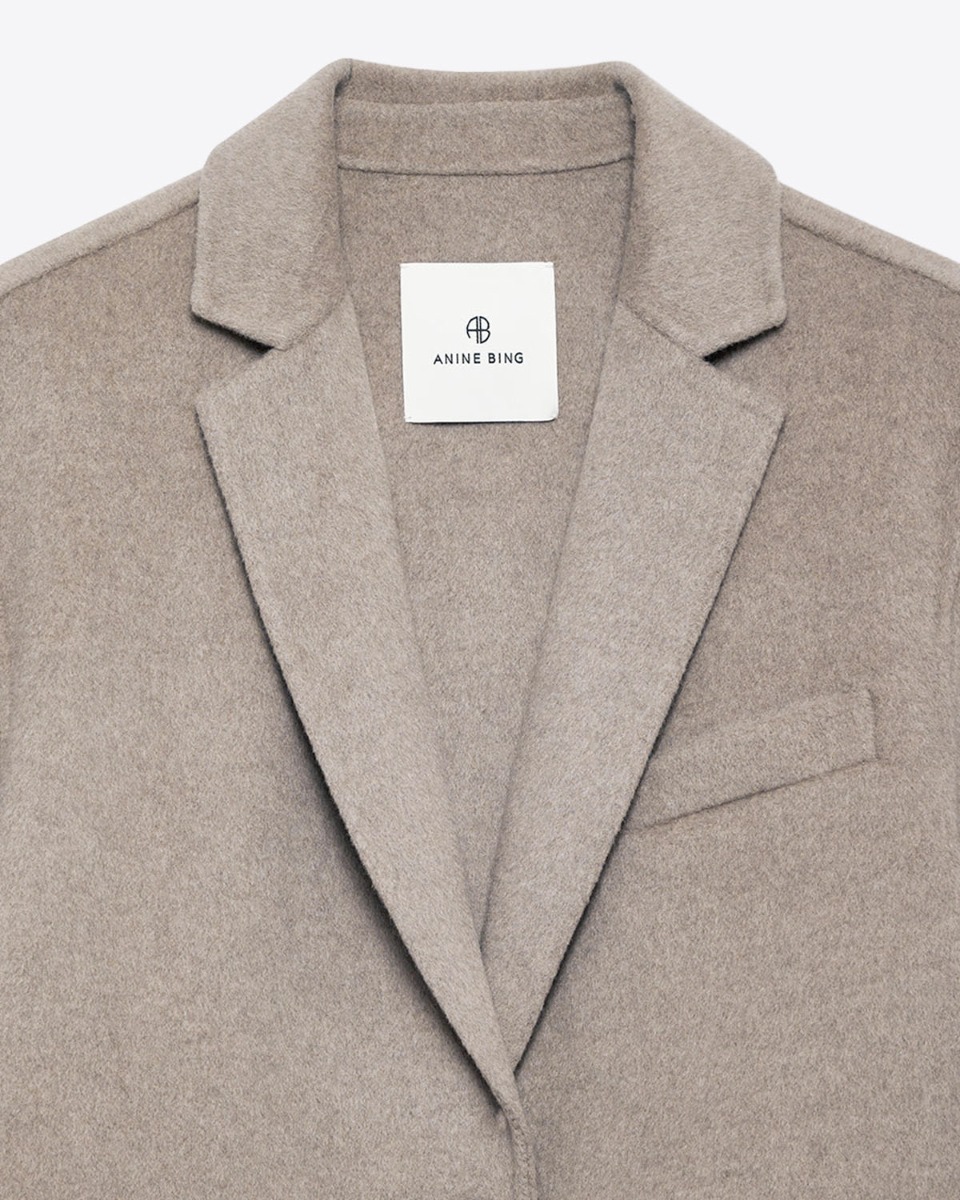 Veste blazer Quinn Anine Bing en laine et cachemire double face beige. Détail du col.