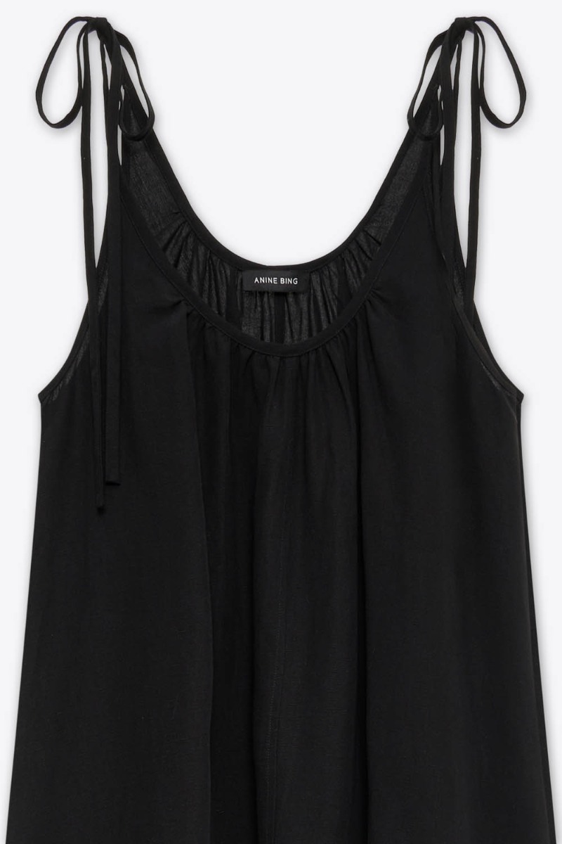 Robe longue &eacute;vas&eacute;e Flora Anine Bing en lyocell et lin noir. D&eacute;tail des fines bretelles &agrave; nouer.