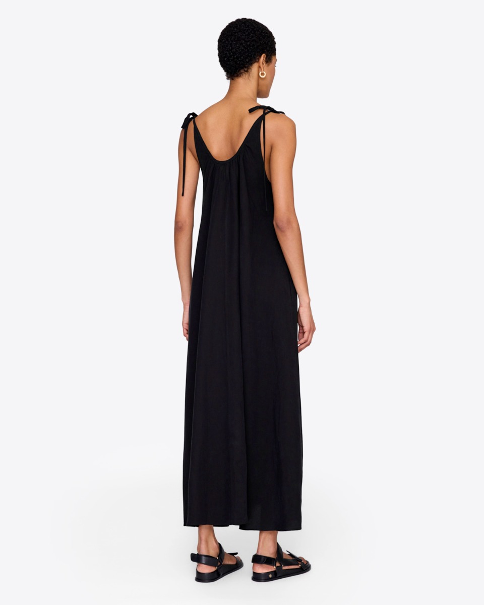 Robe longue &eacute;vas&eacute;e Flora Anine Bing en lyocell et lin noir, port&eacute;e de dos.