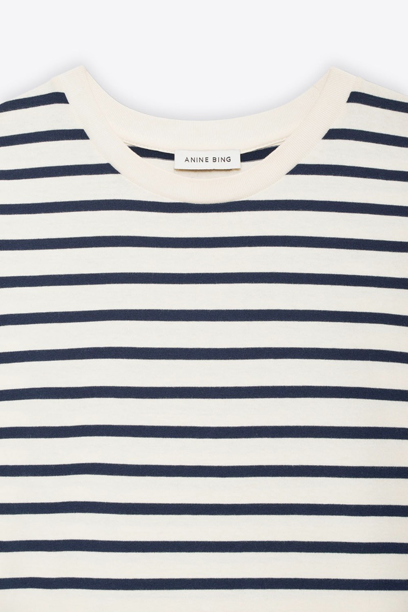 Robe longue manches courtes Wynne Anine Bing en jersey de coton &agrave; rayures marines et blanches. D&eacute;tail de l'encolure &eacute;crue bord-c&ocirc;te.