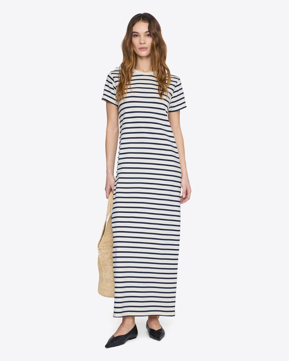 Robe longue manches courtes Wynne Anine Bing en jersey de coton &agrave; rayures marines et blanches, port&eacute;e de face.