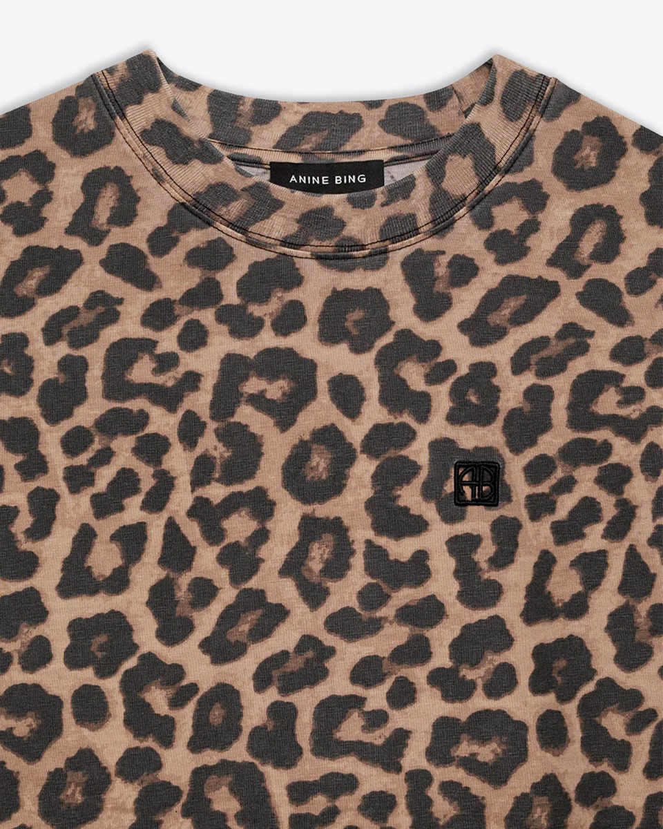 Robe-tee-shirt Beth Anine Bing en coton imprimé léopard, beige et marron. Détail de l'encolure et du logo brodé « AB » sur la poitrine. 