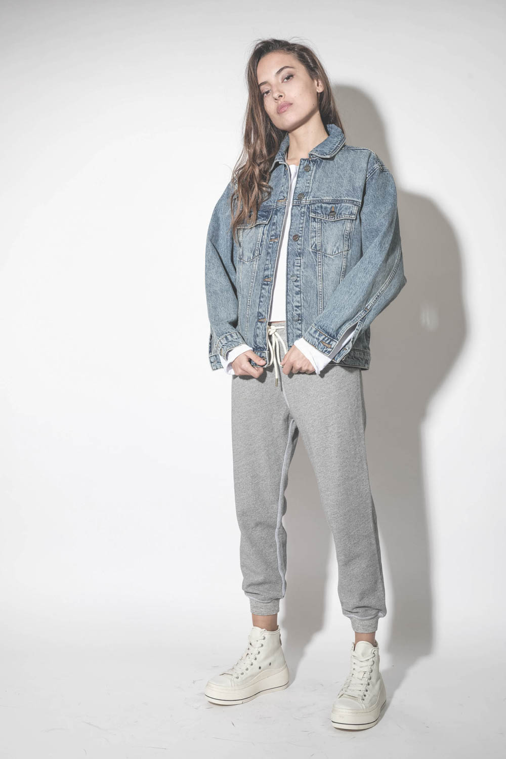 Blouson en jean bleu délavé Vintage Indigo Rory Anine Bing. Porté de face.