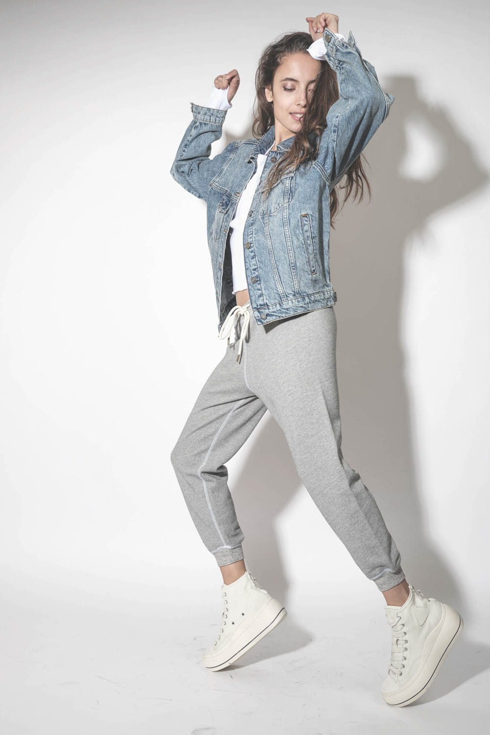 Blouson en jean bleu délavé Vintage Indigo Rory Anine Bing.Porté avec un bas de jogging gris chiné.